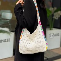 Modische, ausgehöhlte, lässige Umhängetasche mit Blumenmuster, stilvolle gehäkelte Umhängetasche, Farbposition, Blumen-Schultergurt, zufällig