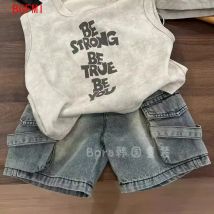 Set di abiti estivi coreani per ragazzi belli 2025 Nuovo gilet con lettera stampata T-shirt senza maniche al ginocchio Jeans 2 pezzi Set Costumi per bambini