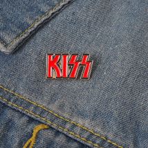 Creative Red Letters KISS Enamel Brooch Heart Love Miss Valentine Alloy Pins Badge Clothes Accessories Women Jewelry Gifts