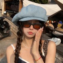 Übergroße blaue achteckige Hüte mit kurzer Krempe für Frauen im Frühjahr und Sommer im literarischen und vielseitigen britischen Retro-Stil