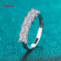 Smyoue 18k 2ct Princess Cut Moissanite Wedding Band per le donne Anello di matrimonio con diamante simulato di lusso Gioielli in argento sterling 925
