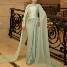Maßgeschneidertes elegantes Abiye-Kleid mit Schal, drapierte Meerjungfrau-Musselin-Abendkleider mit Umhang, 3D-Blume, islamisches formelles Kleid