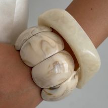 Ingemark 2-Styles Boho Beige Dickes Harz Acryl Breites Armband Damen Neuer Trend Runder Unregelmäßiger Stapelbarer Armreif Paarschmuck
