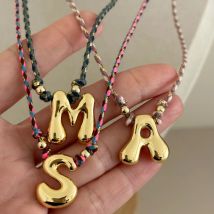 Neue handgefertigte Ballon-Initialen-Alphabet-Halskette aus farbigem Kordel mit Edelstahl-Bubble-Buchstaben A-Z – klobige Gothic-Schmuckstücke als Geburtstagsgeschenke