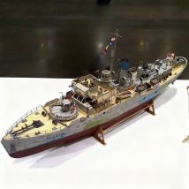1/72 Revell Flower-class Frigate Assembly Model 88.2cm Equipped with Lights Ships Static Model Ship Toy Rare Kit