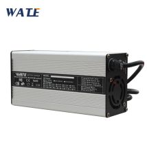 Caricabatterie intelligente LiFePO4 da 43,8 V 10 A Caricabatterie rapido 36 V 10 A con ventola utilizzata per batteria 12S 36 V 38,4 V LiFePO4 LFP