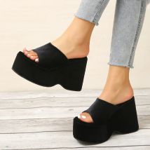 2025, Persönlichkeit, Frau Sandalen, sexy Damenschuhe, Slip-on-Hausschuhe mit hohen Absätzen, modische spitze Slides, Sommer-Damen-Hausschuhe