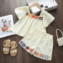 Abito per bambini stile vacanza per il tempo libero Tinta unita Ricamo floreale Collo quadrato Top a maniche corte + pantaloncini Set da due pezzi Estate