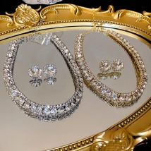 Set di collane con orecchini quadrati alla moda, catena leggera di lusso con clavicola, cravatte di fascia alta personalizzate, modello modellante da donna