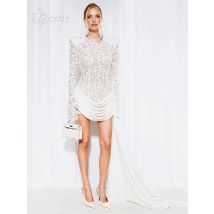 VC Opulentes weißes Pailletten-Spitzen-Minikleid mit langen Ärmeln, strukturierten, gepolsterten Schultern und dramatischer Schleppe