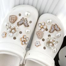 18 Stück Kunstperlen-Blume, glitzernder Schmetterling, niedliche abnehmbare Charms, Schuhdekoration, geeignet für Sandalen, Schuhe, Clogs, Bogg-Tasche, Geschenk