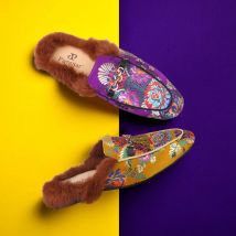 Piergitar 2025 Herren-Pantoletten aus Seide mit lila und goldenen Blumen im chinesischen Stil mit Einlegesohle, Kaninchenfell, modische Slip-On-Horsebit-Hausschuhe