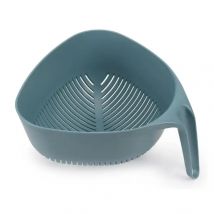 Joseph Joseph Escurridor Triangular para Pasta y Verduras, Colador para Alimentos con Asa Vertical y Esquinas Fáciles de Escurrir, Azul Oscuro