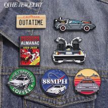 Retro Cartoon Sport Car Smalto Pin Film di fantascienza Ispirato Veicolo Spilla Giacca Risvolto Distintivo Gioielli Regalo per gli amici