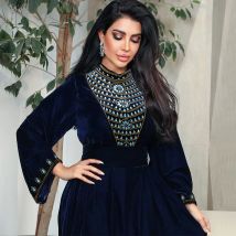 Muslimisches Abendkleid aus Wildleder in Dubai, Saudi-Arabien. Hochwertige Damen-Abaya mit blauen tropfenförmigen Strasssteinen. S-XXL