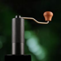 Macinacaffè manuale professionale Aggiornamento corpo interamente in metallo Design antiscivolo Macinacaffè portatile Burr all'interno