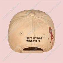 Edgy Baseball Cap mit Bullet Hole Graphic – Beige & Red Crime Scene Hat mit „MAIN HEAD TRAUMA“
