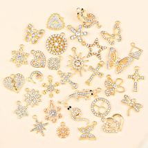 Viele Arten von gemischten Schmuck Anhänger glänzen Gold Farbe Strass Zirkon Schneeflocke Herz Schmetterling Charme DIY Schmuck liefert 10