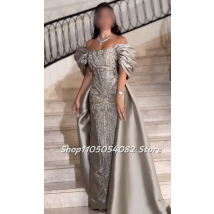 Luxuriöses, elegantes Satin-Brautkleid mit Druckknopfschulterpartie, perlenbesetzter Edelsteinschleppe und bodenlangem Luxus-Brautkleid nach Maß
