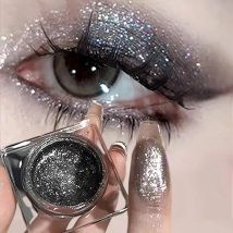 Natürlich glänzender, perlmuttartiger, mattierter Diamant-Lidschatten, Augen-Make-up, High-End-Atmosphäre
