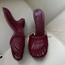 Sommerliche europäische und amerikanische Metall-Hausschuhe mit dünnem Streifen und ausgehöhltem Slope-Absatz, runden Zehen, High-Heels, Zehenkappen und Drag-Größen