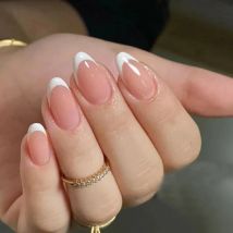 30-teiliges fertig hergestelltes künstliches Kunstnägel-Set für Feiertage, geklebte künstliche Nägel, weiße französische mittelkurze Mandeln, zum Aufdrücken der Nägel für Frauen