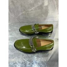 New Style Männer Metall kette Dekoration Leder Slipper Schuhe Frucht grün bequeme Slip auf männliche runde Zehen lässige Einzels chuhe