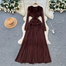 Schickes Vintage-Kleid mit gespleißtem O-Ausschnitt und Rüschen und langen Ärmeln. Elegantes, feenhaftes koreanisches Mode-Damenkleid