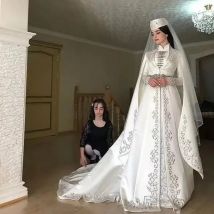 Maßgeschneidertes kaukasisches zirkasisches Hochzeitskleid mit langen Ärmeln, bedeckte Stickerei, Perlen, Satin, muslimischer Kaftan, Brautkleider, Stehkragen