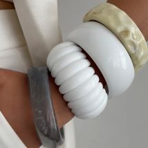 Ingemark 4-Styles klassische unregelmäßige klobige breite Armbänder aus Kunstharz für Frauen, Vintage-Charm-Armreifen, Ästhetik, Paar-Schmuck, Geschenk