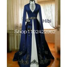 Maßgeschneidertes marineblaues muslimisches Kaftan-Abschlussballkleid mit Umhang, langen Ärmeln, glitzernden Perlenstickerei, Stehkragen, zirkasisisches Abendkleid