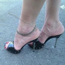 Schwarze Niet Dekor Stiletto Hausschuhe Lack leder offene Zehen Metall Absätze Mode Sommer lässig Frauen Schuhe Zapatos Para Mujere