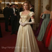 Dunkles Elfenbein-Satin-Abschlussballkleid mit goldenen Spitzenapplikationen, gerüschten kurzen Ärmeln, Vintage-Abendkleid für formelle Anlässe, individuell gestaltet