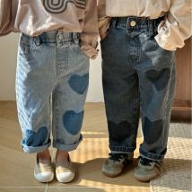 2024 Herbst Kinder Herz gerade Jeans Jungen weiche lose Hosen Mädchen All-Match lässige Jeans hose