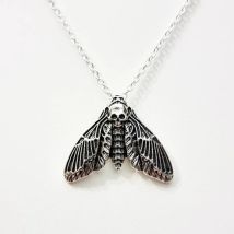 Goth Silber Farbe Motten Totenkopf Anhänger, Totenkopf Halskette, Halloween Halskette, Gothic Totenkopf und Motten Anhänger Halskette