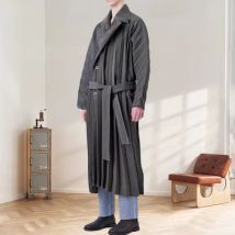 Trench da uomo a pieghe Miyake 2025 Primavera Estate Nuova giacca pieghevole per pendolari casual Giacca lunga a pieghe originale con personalità solida