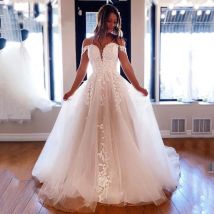 Off The Shoulder Wedding Dresses Appliqued Lace Princess Wedding Gowns Boho Buttons Back Bridal Dress for Women vestido de noiva