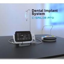 System implantologiczny COXO C-Sailor Pro z ekranem dotykowym, przekładnią 20:1, oświetleniem LED i kątnicą.