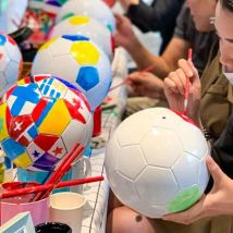 Malen Sie den weißen Fußball mit Markern zum Selbermachen des Sportballs, zum Malen Ihres Fußballs und Fußballs für Eltern