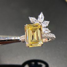 Huitan Neuankömmling Luxus Frauen Zirkonia Ringe bling geometrischen Quadrat gelb cz Ring Hochzeits feier ästhetische Dame Schmuck