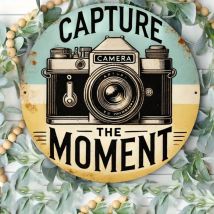 Vintage-Kamera-Wandkunst – „Capture the Moment“, dekoratives Schild mit Tannenzweigen und Beeren |   Ideal für Zuhause, Büro und Studio |   Geschenk