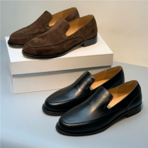Die neuen Damen-Loafer aus Leder verfügen über einen lebendigen ästhetischen Stil mit einem klassischen Silhouettenoberteil aus schwarz glänzendem Kalb