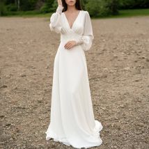 A-Linie-Brautkleid aus Chiffon, tiefer V-Ausschnitt, Laternenärmel mit Spitzenapplikationen und Knöpfen, sexy, offener Rücken, individuelle Brautkleider, Robe