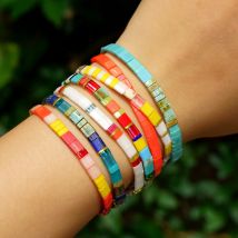 Ein buntes, kontrastieren des, hand gefertigtes Perlen armband im böhmischen Stil, das für das tägliche Verschenken und Schichten von Mädchen geeignet ist