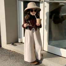 Modische und elegante Kinderkleidung Mädchen Herbst neuer koreanischer Stil zweiteiliges Set Kaffeefarbe langärmeliges Top + Reversoverall