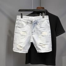 Estate vecchia luce bianca baffo di gatto strappato denim quattro e cinque pantaloni da uomo attillati piedi piccoli pantaloni corti di tendenza versatili