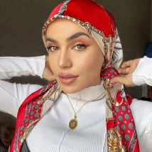 Quadratischer Hijab-Schal mit Kettendruck, stilvoller dünner Satin-Schal, eleganter Stil, Sonnenschutz-Kopftuch für Frauen