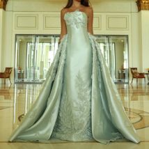 Maßgeschneidertes, maßgeschneidertes Partykleid aus grünem Satin mit Spitze und Pailletten und Perlenstickerei, formelles, trägerloses, ärmelloses Abendkleid mit Reißverschluss hinten