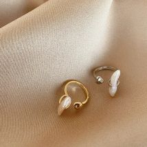 Minar Französische elegante, unregelmäßige, natürliche Süßwasserperlen-Offenringe für Damen, metallischer, verstellbarer Charm-Ring, Schmuck