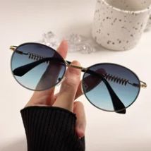 Metall-Punk-Sonnenbrille für Damen mit leichter, luxuriöser ovaler Anti-Ultraviolett-Sonnenbrille